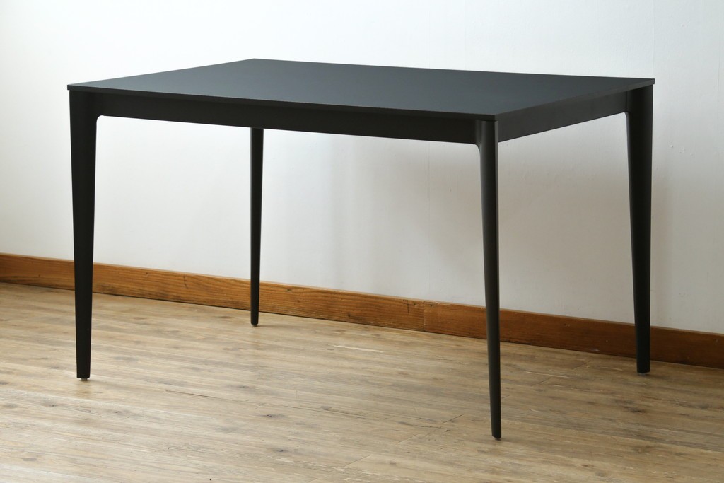 中古　美品　BoConcept(ボーコンセプト)　TORINO(トリノ)　ブラックカラーがスタイリッシュなダイニングテーブル　定価約15万円　(R-089405)