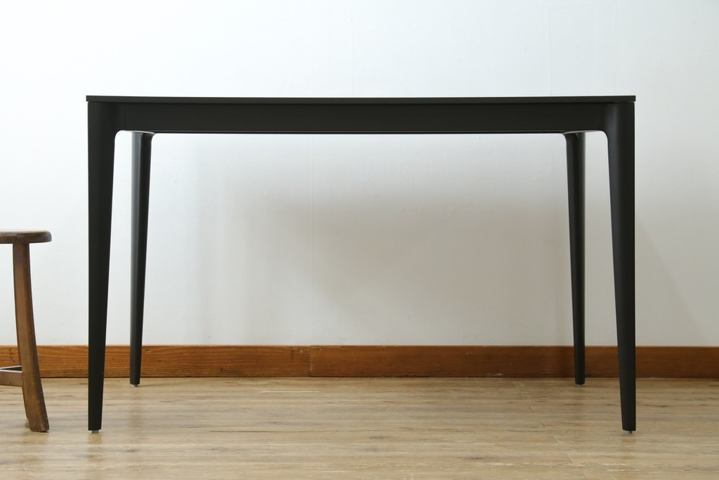 中古　美品　BoConcept(ボーコンセプト)　TORINO(トリノ)　ブラックカラーがスタイリッシュなダイニングテーブル　定価約15万円　(R-089405)