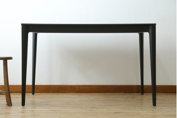 中古　美品　BoConcept(ボーコンセプト)　TORINO(トリノ)　ブラックカラーがスタイリッシュなダイニングテーブル　定価約15万円　(R-089405)