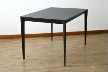 中古　美品　BoConcept(ボーコンセプト)　TORINO(トリノ)　ブラックカラーがスタイリッシュなダイニングテーブル　定価約15万円　(R-089405)