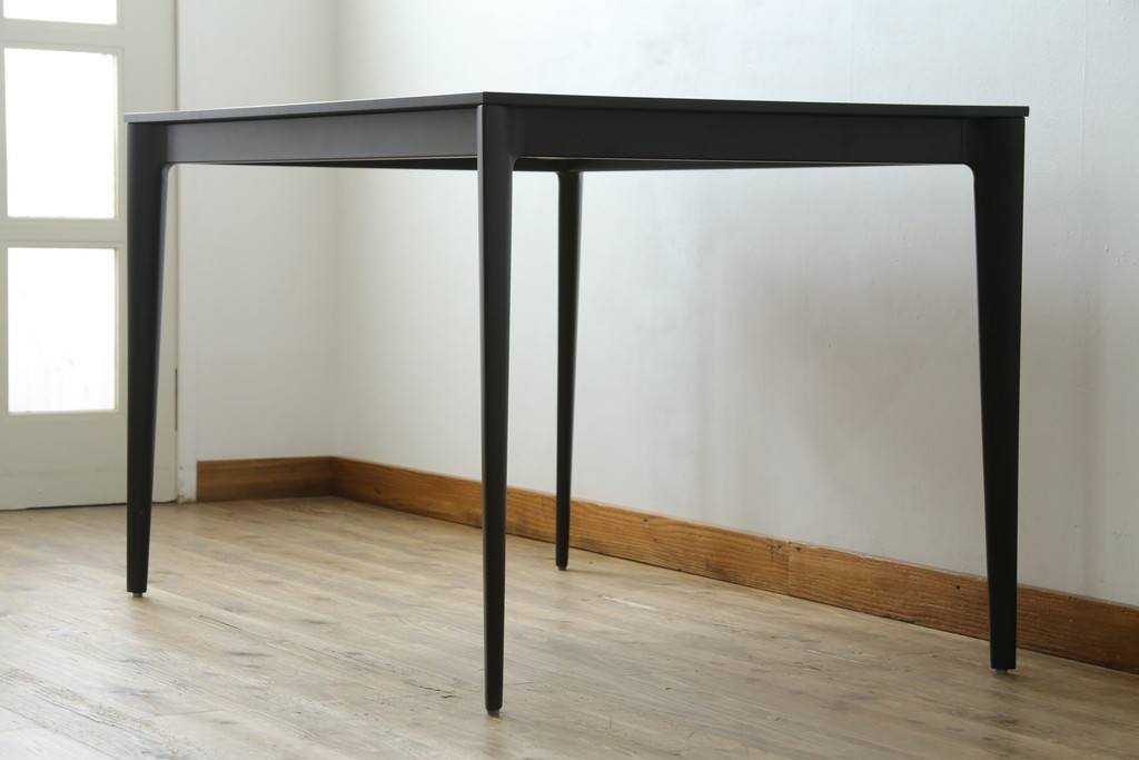 中古　美品　BoConcept(ボーコンセプト)　TORINO(トリノ)　ブラックカラーがスタイリッシュなダイニングテーブル　定価約15万円　(R-089405)