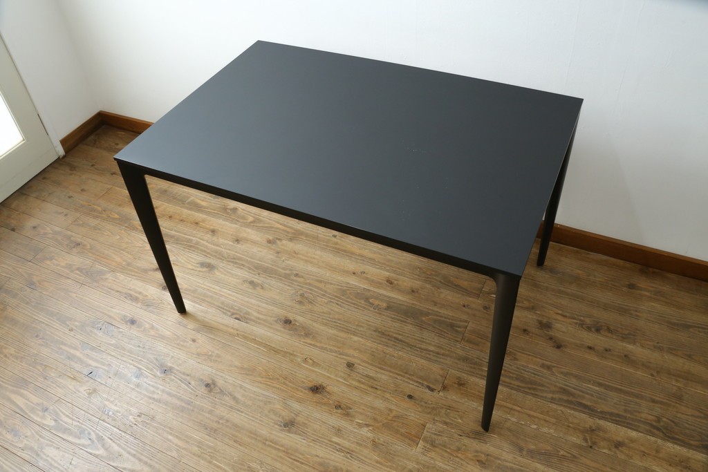 中古　美品　BoConcept(ボーコンセプト)　TORINO(トリノ)　ブラックカラーがスタイリッシュなダイニングテーブル　定価約15万円　(R-089405)