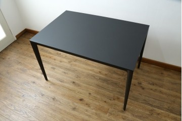 中古　美品　BoConcept(ボーコンセプト)　TORINO(トリノ)　ブラックカラーがスタイリッシュなダイニングテーブル　定価約15万円　(R-089405)