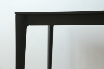 中古　美品　BoConcept(ボーコンセプト)　TORINO(トリノ)　ブラックカラーがスタイリッシュなダイニングテーブル　定価約15万円　(R-089405)