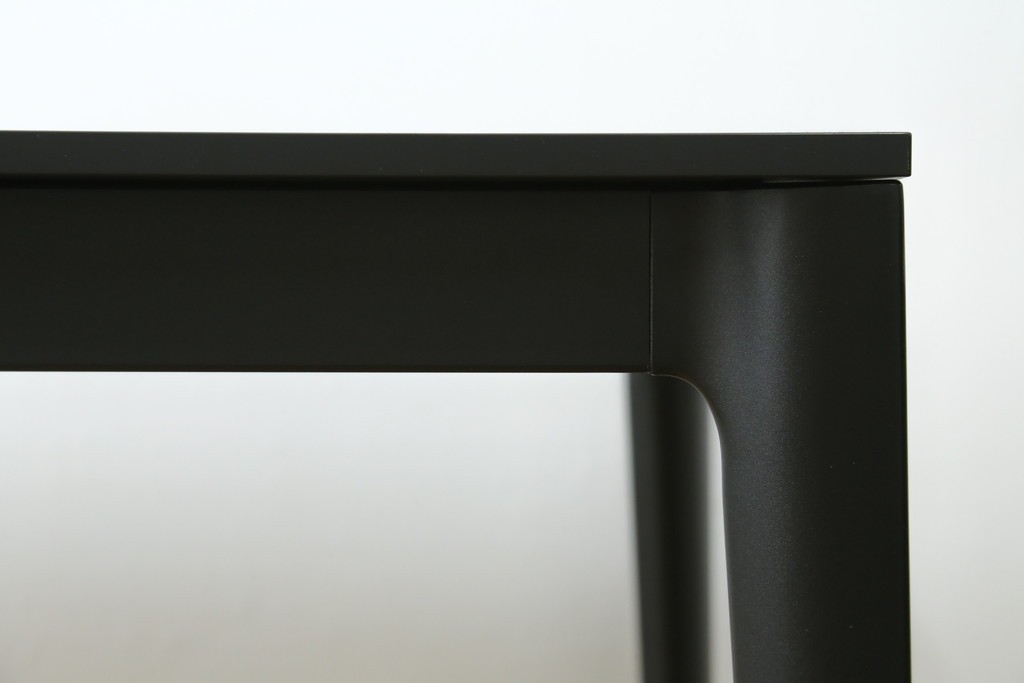 中古　美品　BoConcept(ボーコンセプト)　TORINO(トリノ)　ブラックカラーがスタイリッシュなダイニングテーブル　定価約15万円　(R-089405)