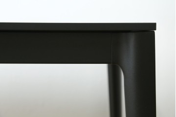 中古　美品　BoConcept(ボーコンセプト)　TORINO(トリノ)　ブラックカラーがスタイリッシュなダイニングテーブル　定価約15万円　(R-089405)