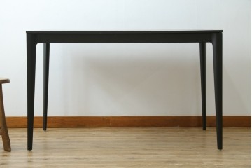 中古　美品　BoConcept(ボーコンセプト)　TORINO(トリノ)　ブラックカラーがスタイリッシュなダイニングテーブル　定価約15万円　(R-089405)