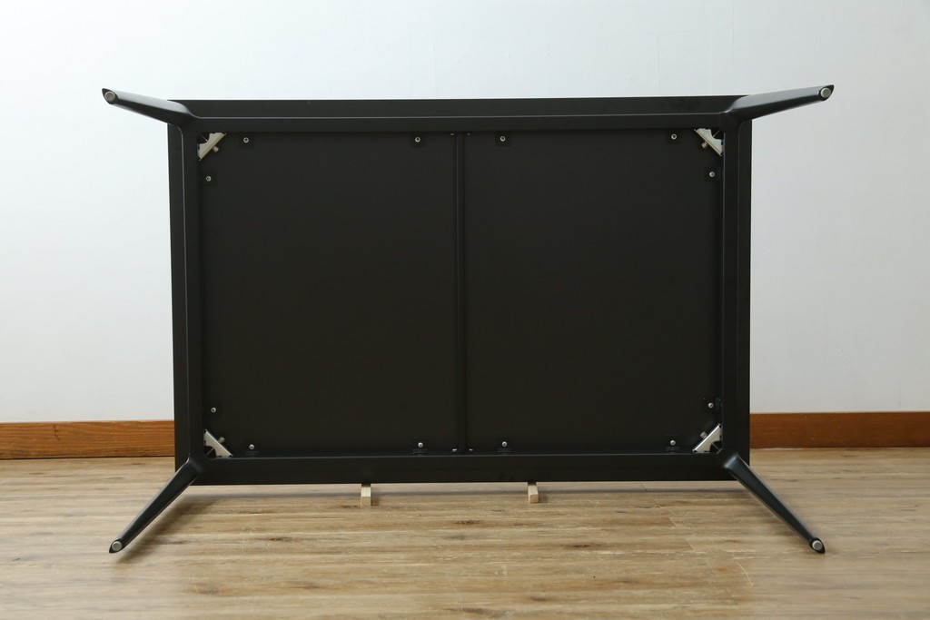 中古　美品　BoConcept(ボーコンセプト)　TORINO(トリノ)　ブラックカラーがスタイリッシュなダイニングテーブル　定価約15万円　(R-089405)