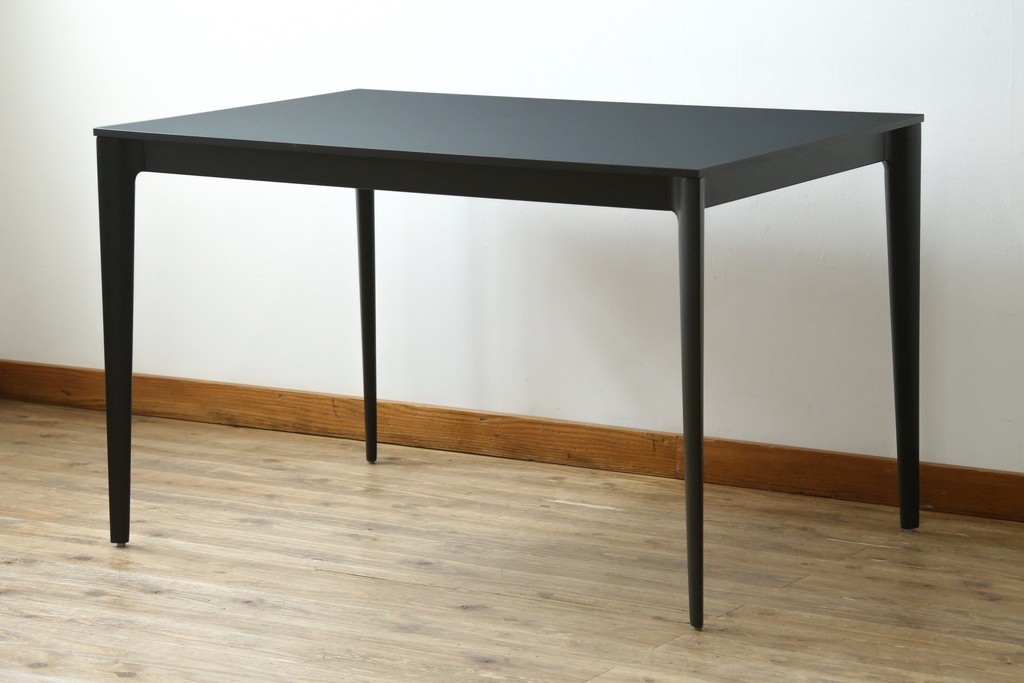 中古　美品　BoConcept(ボーコンセプト)　TORINO(トリノ)　ブラックカラーがスタイリッシュなダイニングテーブル　定価約15万円　(R-089406)