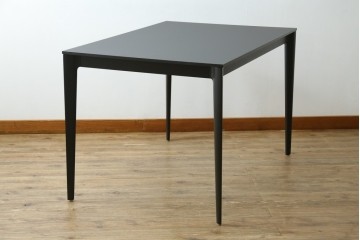 中古　美品　BoConcept(ボーコンセプト)　TORINO(トリノ)　ブラックカラーがスタイリッシュなダイニングテーブル　定価約15万円　(R-089406)
