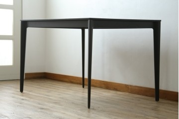 中古　美品　BoConcept(ボーコンセプト)　TORINO(トリノ)　ブラックカラーがスタイリッシュなダイニングテーブル　定価約15万円　(R-089406)