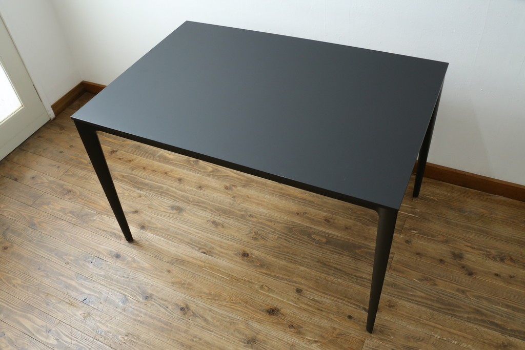 中古　美品　BoConcept(ボーコンセプト)　TORINO(トリノ)　ブラックカラーがスタイリッシュなダイニングテーブル　定価約15万円　(R-089406)