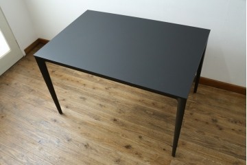 中古　美品　BoConcept(ボーコンセプト)　TORINO(トリノ)　ブラックカラーがスタイリッシュなダイニングテーブル　定価約15万円　(R-089406)