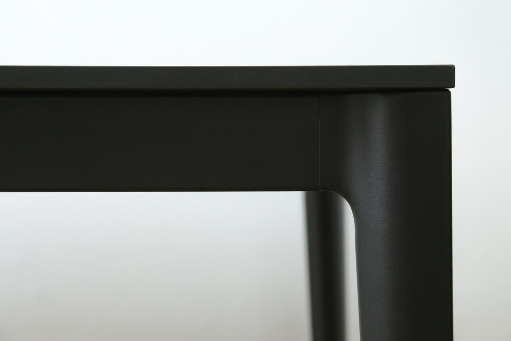 中古　美品　BoConcept(ボーコンセプト)　TORINO(トリノ)　ブラックカラーがスタイリッシュなダイニングテーブル　定価約15万円　(R-089406)
