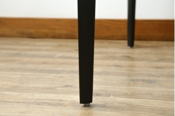 中古　美品　BoConcept(ボーコンセプト)　TORINO(トリノ)　ブラックカラーがスタイリッシュなダイニングテーブル　定価約15万円　(R-089406)