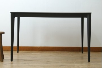 中古　美品　BoConcept(ボーコンセプト)　TORINO(トリノ)　ブラックカラーがスタイリッシュなダイニングテーブル　定価約15万円　(R-089406)