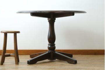 中古　美品　北海道民芸家具　HM4721　樺材　挽物脚が上品でクラシカルな丸テーブル　(R-089407)