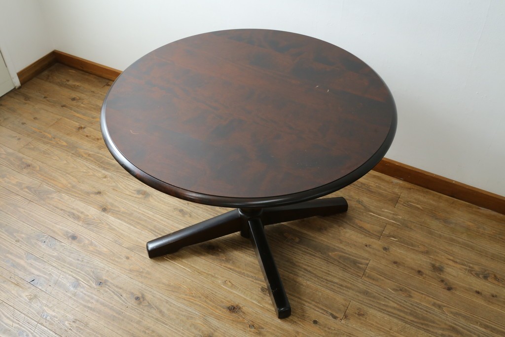 中古　美品　北海道民芸家具　HM4721　樺材　挽物脚が上品でクラシカルな丸テーブル　(R-089407)