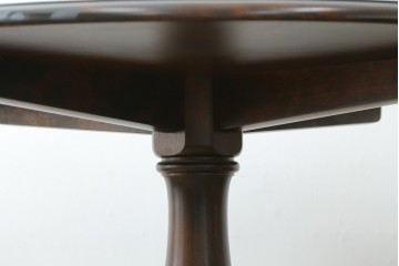 中古　美品　北海道民芸家具　HM4721　樺材　挽物脚が上品でクラシカルな丸テーブル　(R-089407)