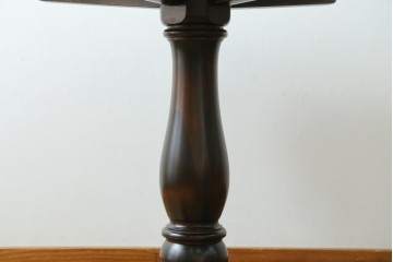 中古　美品　北海道民芸家具　HM4721　樺材　挽物脚が上品でクラシカルな丸テーブル　(R-089407)