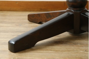 中古　美品　北海道民芸家具　HM4721　樺材　挽物脚が上品でクラシカルな丸テーブル　(R-089407)