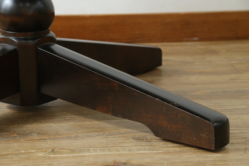 中古　美品　北海道民芸家具　HM4721　樺材　挽物脚が上品でクラシカルな丸テーブル　(R-089407)