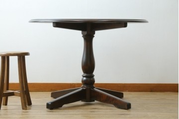 中古　美品　北海道民芸家具　HM4721　樺材　挽物脚が上品でクラシカルな丸テーブル　(R-089407)