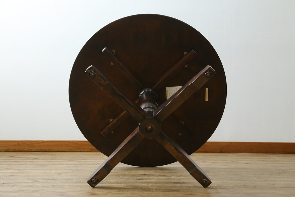 中古　美品　北海道民芸家具　HM4721　樺材　挽物脚が上品でクラシカルな丸テーブル　(R-089407)