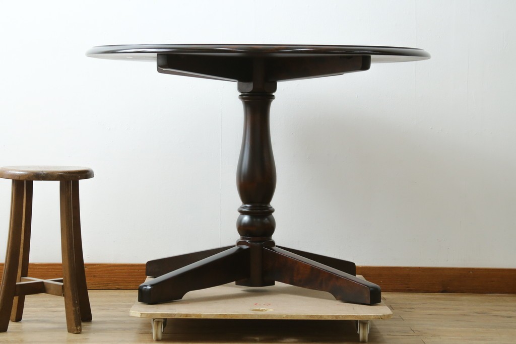 中古　美品　北海道民芸家具　HM4721　樺材　挽物脚が上品でクラシカルな丸テーブル　(R-089407)
