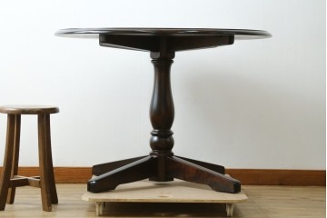 中古　美品　北海道民芸家具　HM4721　樺材　挽物脚が上品でクラシカルな丸テーブル　(R-089407)