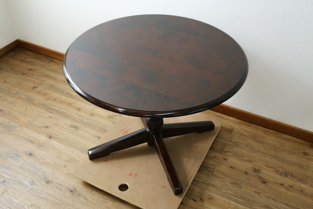 中古　美品　北海道民芸家具　HM4721　樺材　挽物脚が上品でクラシカルな丸テーブル　(R-089407)