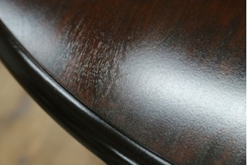 中古　美品　北海道民芸家具　HM4721　樺材　挽物脚が上品でクラシカルな丸テーブル　(R-089407)