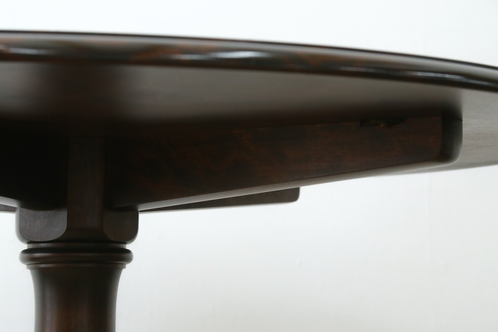 中古　美品　北海道民芸家具　HM4721　樺材　挽物脚が上品でクラシカルな丸テーブル　(R-089407)