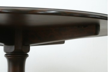 中古　美品　北海道民芸家具　HM4721　樺材　挽物脚が上品でクラシカルな丸テーブル　(R-089407)