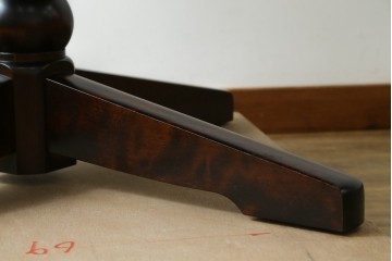 中古　美品　北海道民芸家具　HM4721　樺材　挽物脚が上品でクラシカルな丸テーブル　(R-089407)