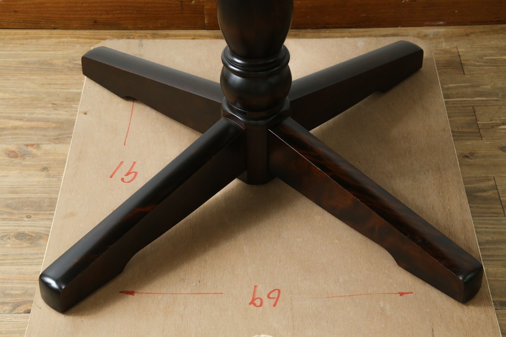 中古　美品　北海道民芸家具　HM4721　樺材　挽物脚が上品でクラシカルな丸テーブル　(R-089407)
