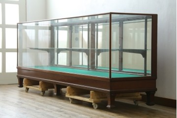 イギリスアンティーク　希少サイズ　幅240cmの大型ショーケース　(R-089409)