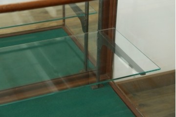 イギリスアンティーク　希少サイズ　幅240cmの大型ショーケース　(R-089409)