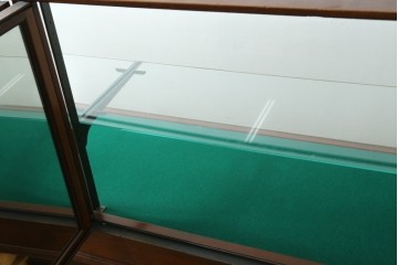 イギリスアンティーク　希少サイズ　幅240cmの大型ショーケース　(R-089409)