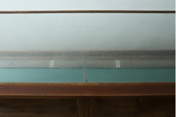 イギリスアンティーク　希少サイズ　幅240cmの大型ショーケース　(R-089409)