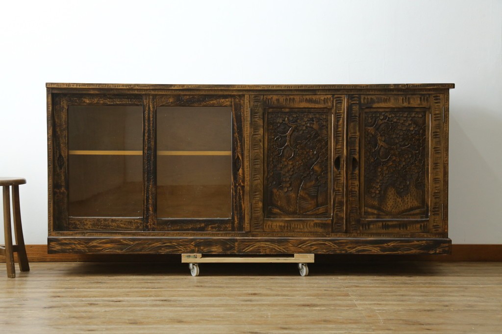 和製ヴィンテージ　希少デザイン　軽井沢彫り　扉全体に施された桜の彫刻が目を引くサイドボード　(R-089411)