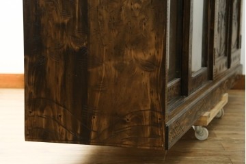 和製ヴィンテージ　希少デザイン　軽井沢彫り　扉全体に施された桜の彫刻が目を引くサイドボード　(R-089411)