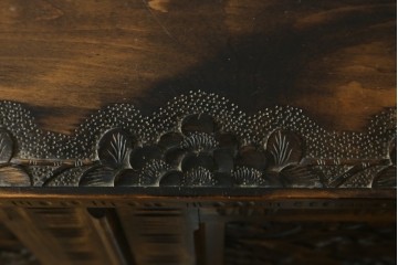 和製ヴィンテージ　希少デザイン　軽井沢彫り　扉全体に施された桜の彫刻が目を引くサイドボード　(R-089411)