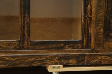 和製ヴィンテージ　希少デザイン　軽井沢彫り　扉全体に施された桜の彫刻が目を引くサイドボード　(R-089411)