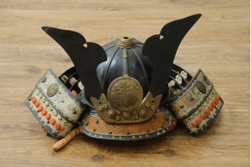 和製ヴィンテージ　黒を基調とした重厚な飾り鎧一式　 鎧櫃(よろいびつ)付き　(R-089413)