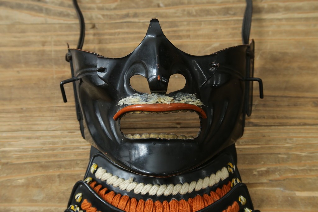和製ヴィンテージ　黒を基調とした重厚な飾り鎧一式　 鎧櫃(よろいびつ)付き　(R-089413)