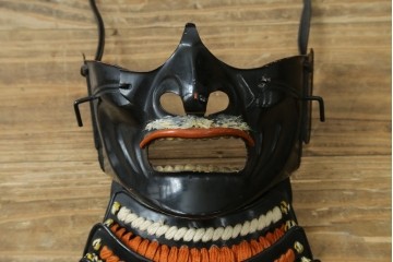 和製ヴィンテージ　黒を基調とした重厚な飾り鎧一式　 鎧櫃(よろいびつ)付き　(R-089413)
