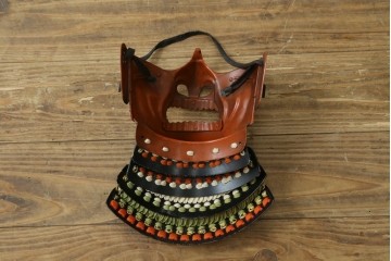 和製ヴィンテージ　黒を基調とした重厚な飾り鎧一式　 鎧櫃(よろいびつ)付き　(R-089413)