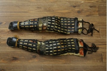 和製ヴィンテージ　黒を基調とした重厚な飾り鎧一式　 鎧櫃(よろいびつ)付き　(R-089413)