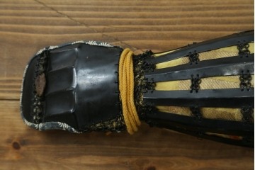 和製ヴィンテージ　黒を基調とした重厚な飾り鎧一式　 鎧櫃(よろいびつ)付き　(R-089413)
